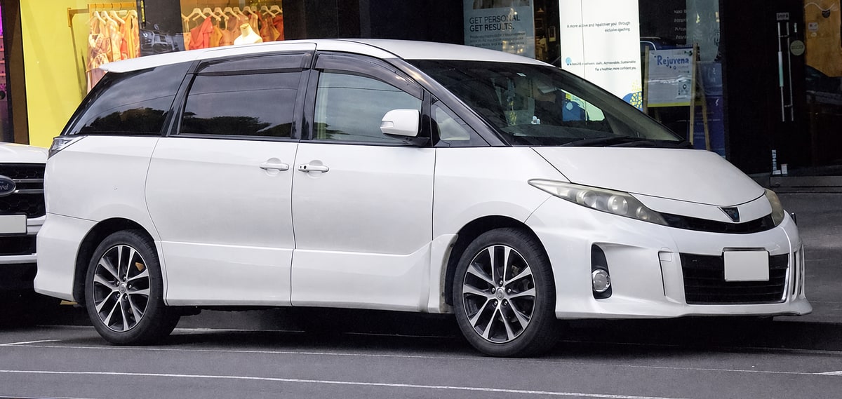 Toyota Estima XR50 / XR20 body family, second facelift (2012–May 2016) — representative generation photograph