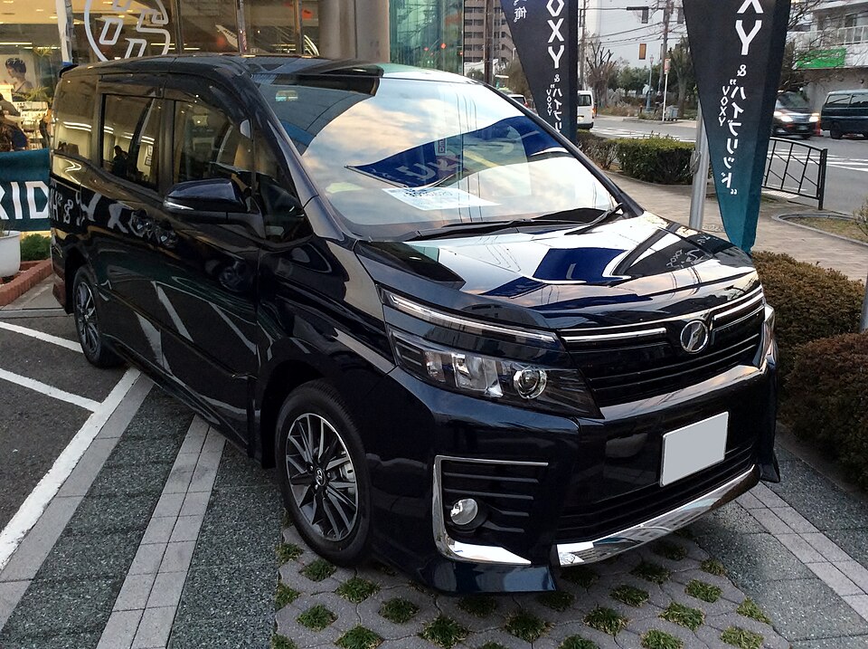 Toyota Voxy R80, pre-facelift (2014–2017) — representative generation photograph
